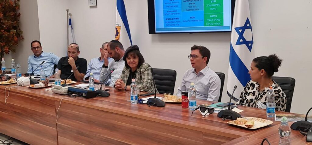 רגע לפני אישור ההחלטה. בתמונה: בכירי העירייה ובכירי ממשלה 