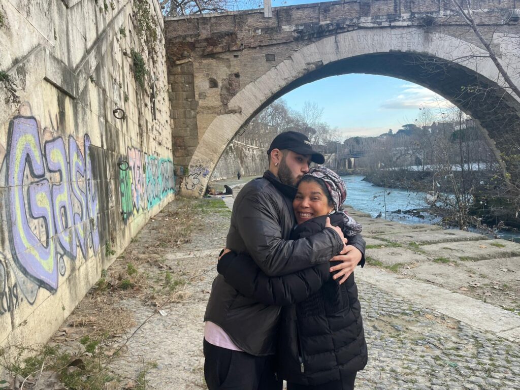 אליה, אימו סיגלית ואביו. מחכים לשובו