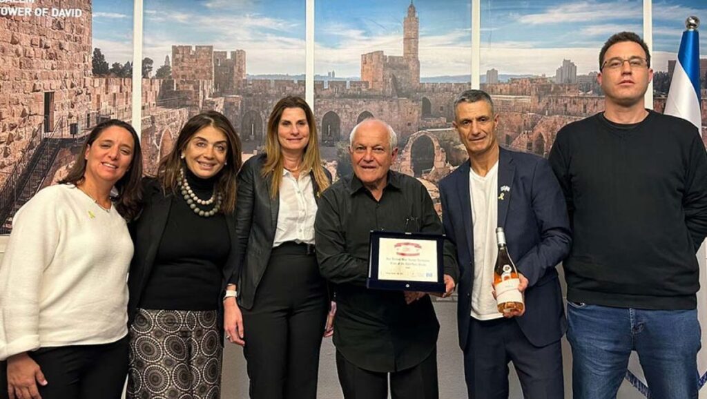 שר התיירות מעניק את פרס הארגון לאזורי היין "יהודה" | צילום משרד התיירות