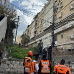 מפחיד: מתקין מזגנים נפל מגובה; מצבו קשה