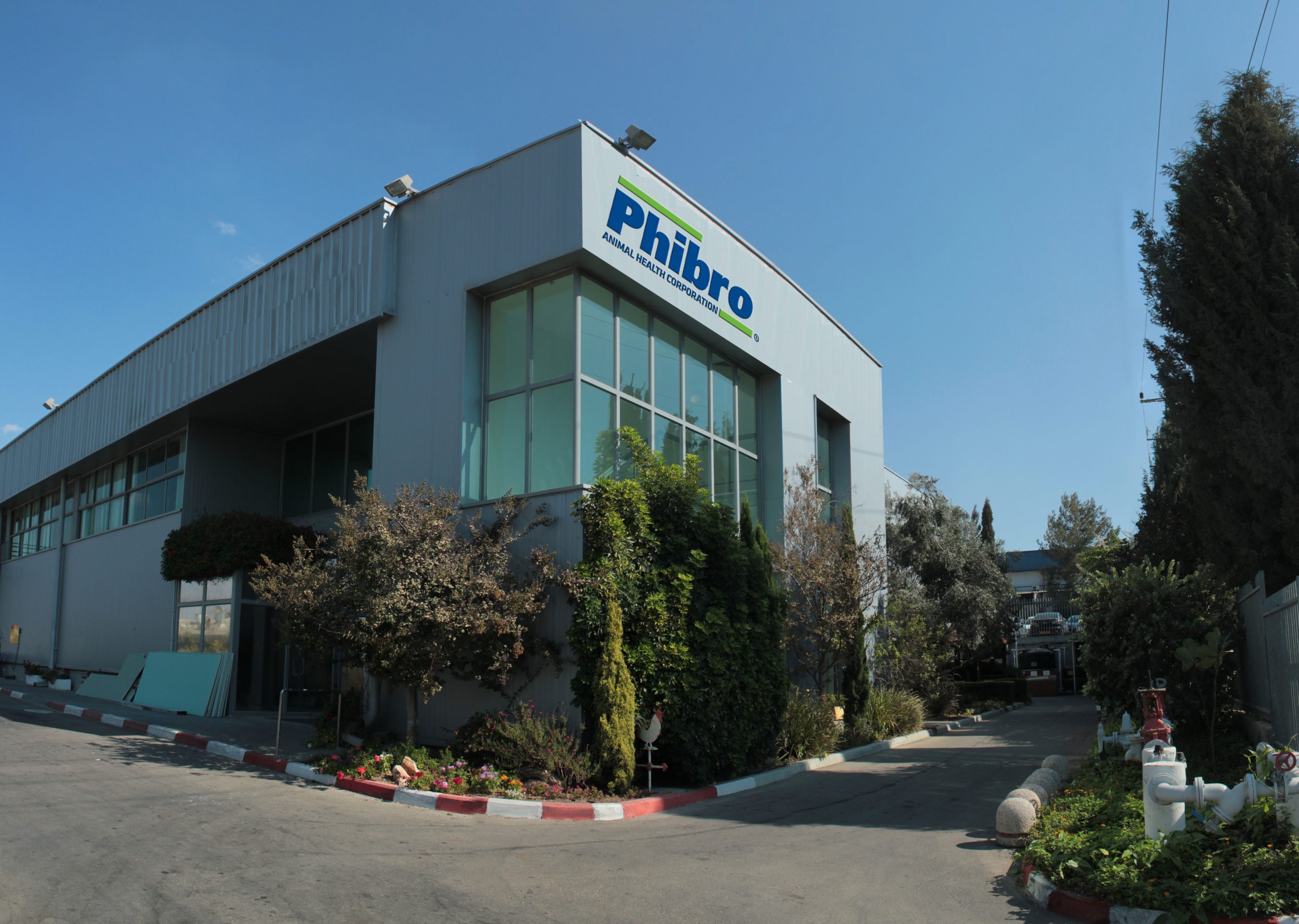 מפעל פיברו בבית שמש – תעשייה גלובלית, תרומה מקומית