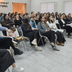 זיכרון בסלון: מפגש בין עדויות מהשואה לצעירי העיר