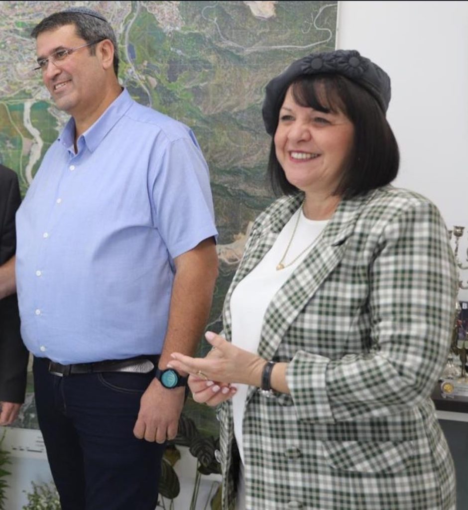 נתי גבאי עם ראשת העיר בית-שמש לשעבר עליזה בלוך.
