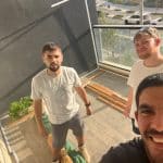 חסדים לפני סוכות: שלושה צעירים סייעו לנשות המילואים בבניית הסוכה