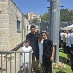 שחקני הפועל תל אביב: נפגשו עם אחים של הלל ז"ל שנרצח