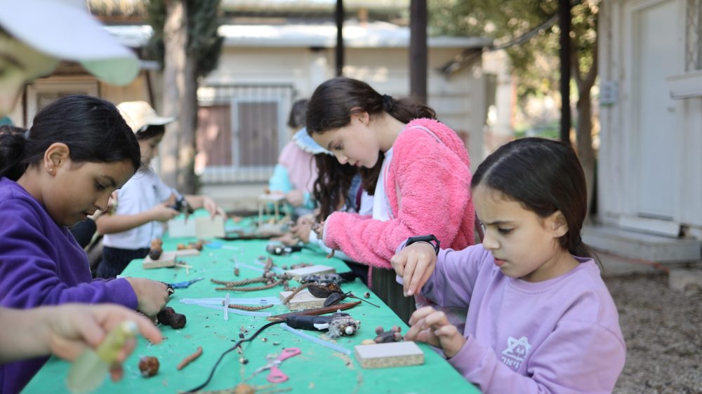 תלמידים במשתלת קק"ל