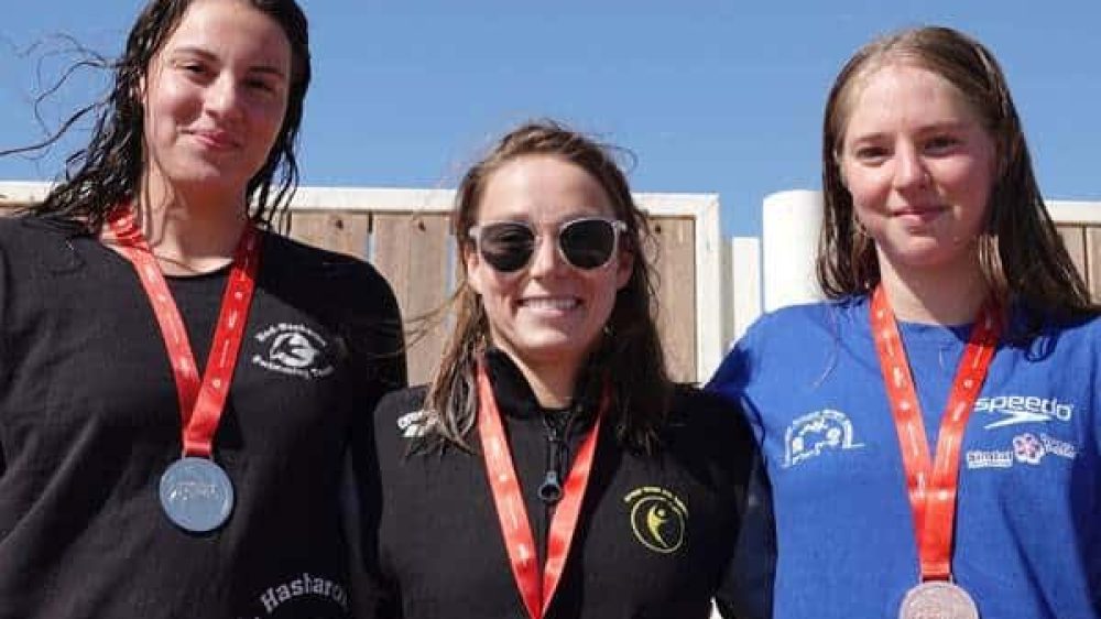 אווה פביאן עם עומר שורץ ואורין גבלן על הפודיום - צילום איגוד השחייה