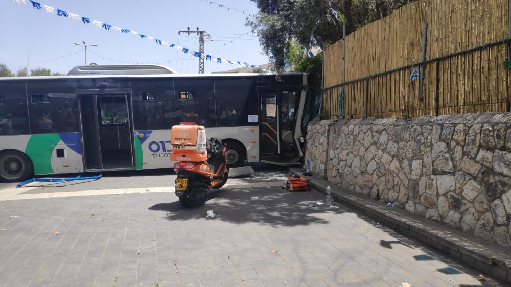 אוטובוס-נכנס-בקיר