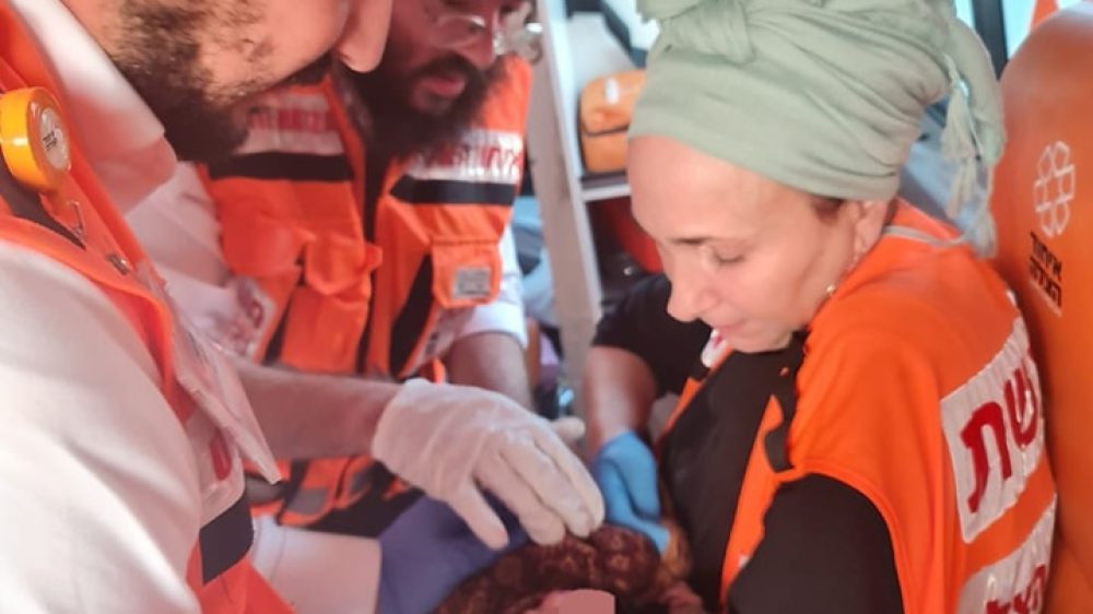 אישה כורעת ללדת