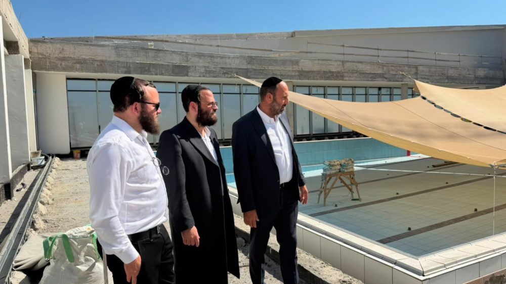 בכירי העירייה מסיירים בבריכת הקאנטרי ברמה ב