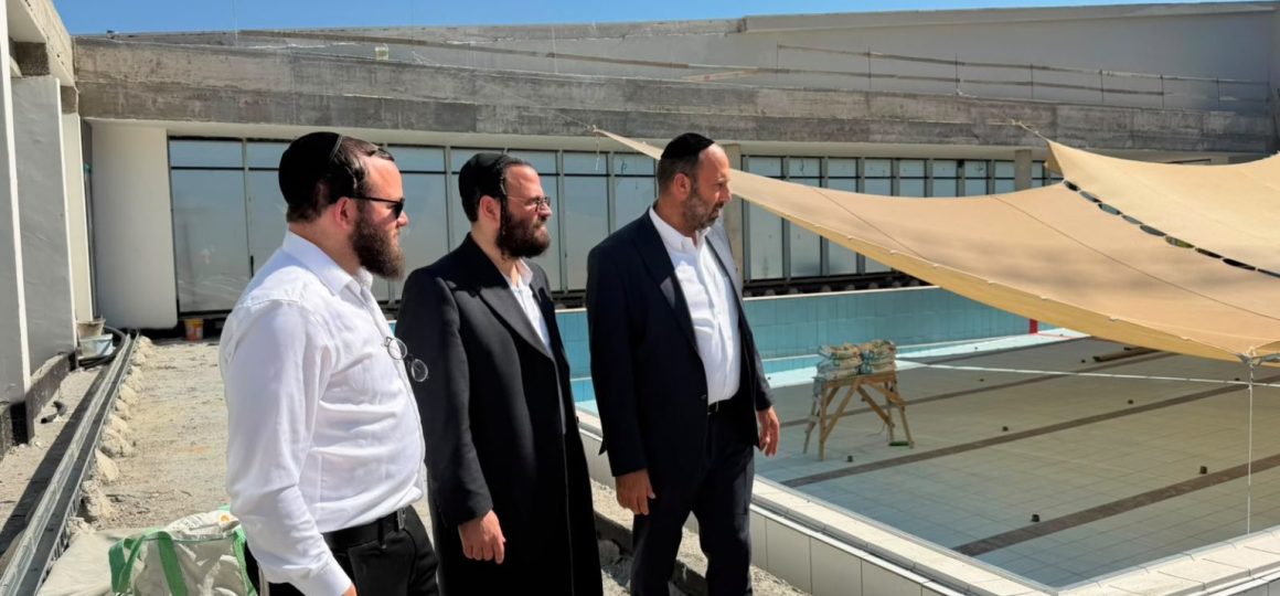 בכירי העירייה מסיירים בבריכת הקאנטרי ברמה ב