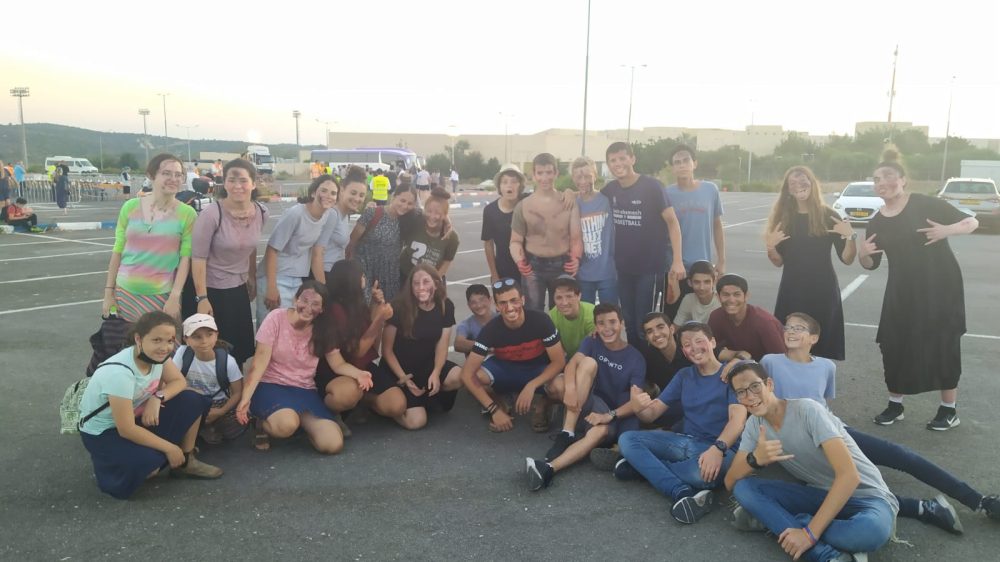 בני הנוער מתנדבים