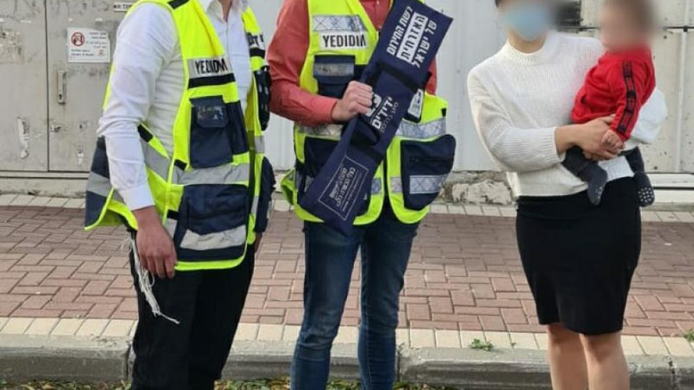 ילד ננעל ברכב