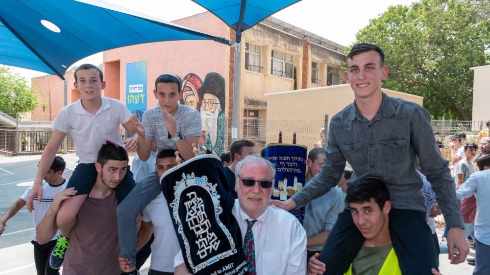 ישיבת אמית נחשון - הכנסת ספר תורה - קרדיט צילום מאיר אליפור