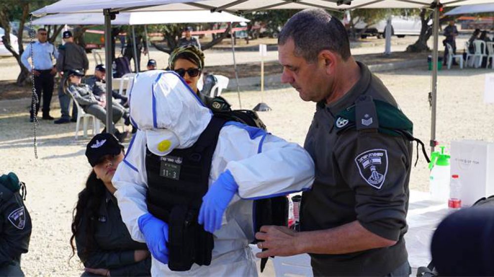 שוטרים ממוגנים עוברים הדרכה איך לטפל במפרי בידוד (אילוסטרציה) | צילום: דוברות משטרת ישראל, יח