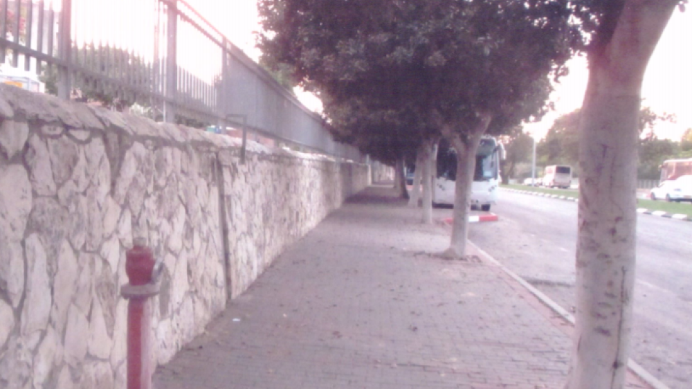 "תמונה: המדרכה המשובשת בשדרות בן זאב"