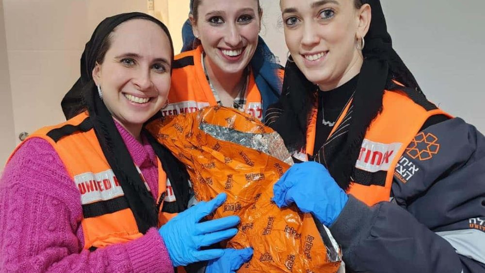 נולדו תאומות