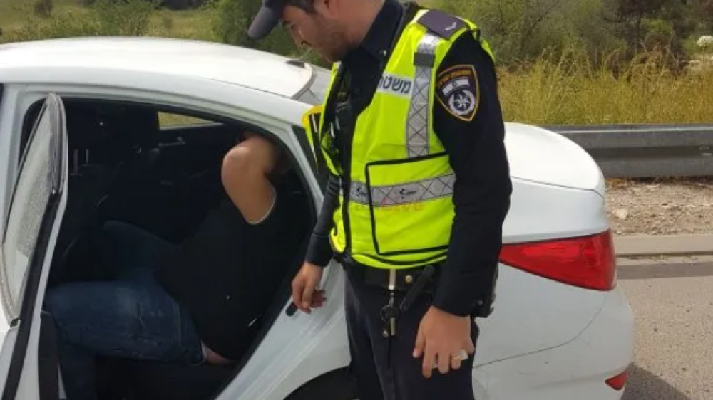 נעצרו במונית בחשד להחזקת סמים מסוכנים. אילוסטרציה | צילום: דוברות המשטרה