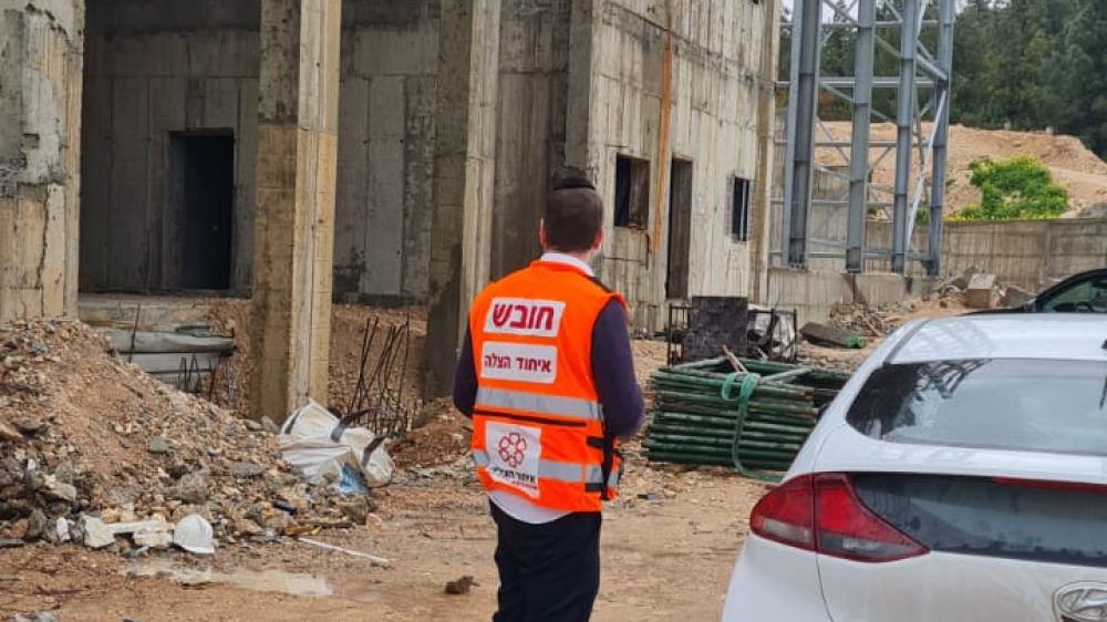 פועל נפל ממבנה