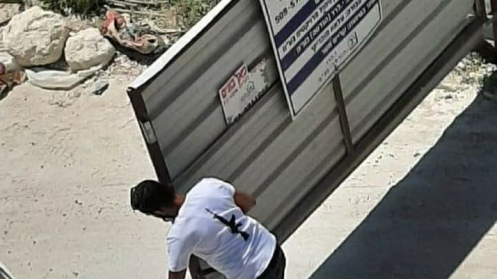 פועל עם ציור של נשק