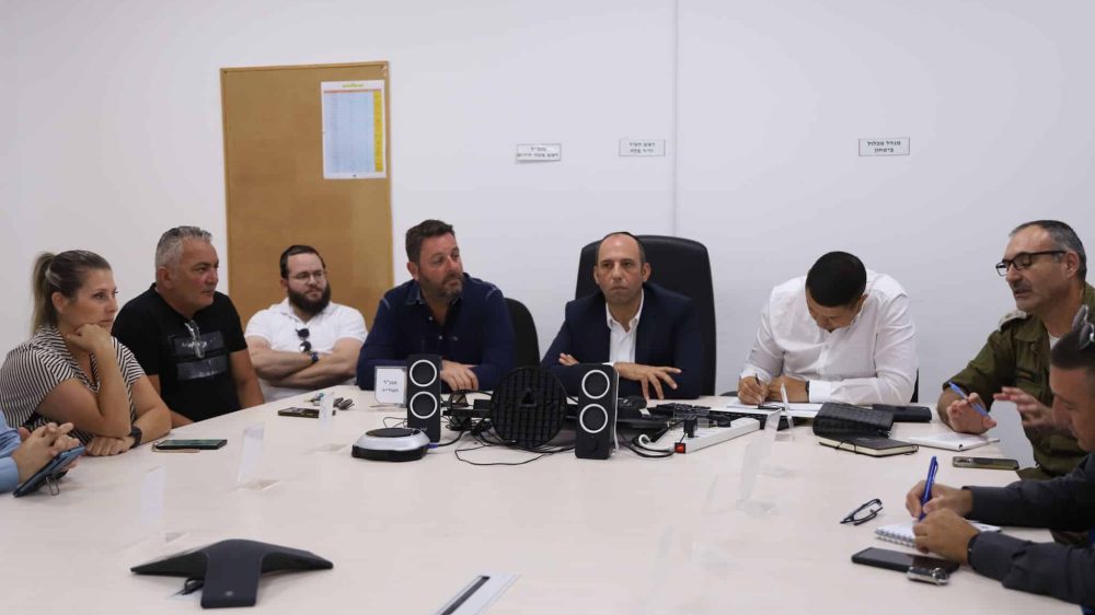 פתיחת המקלטים