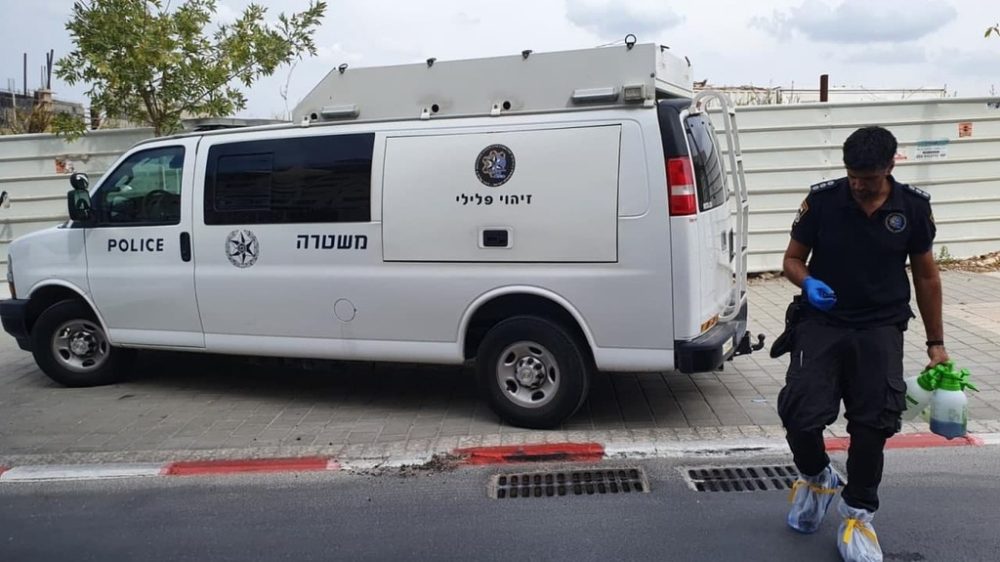 שוטרים אוספים ממצאים בזירה צילום דוברות המשטרה