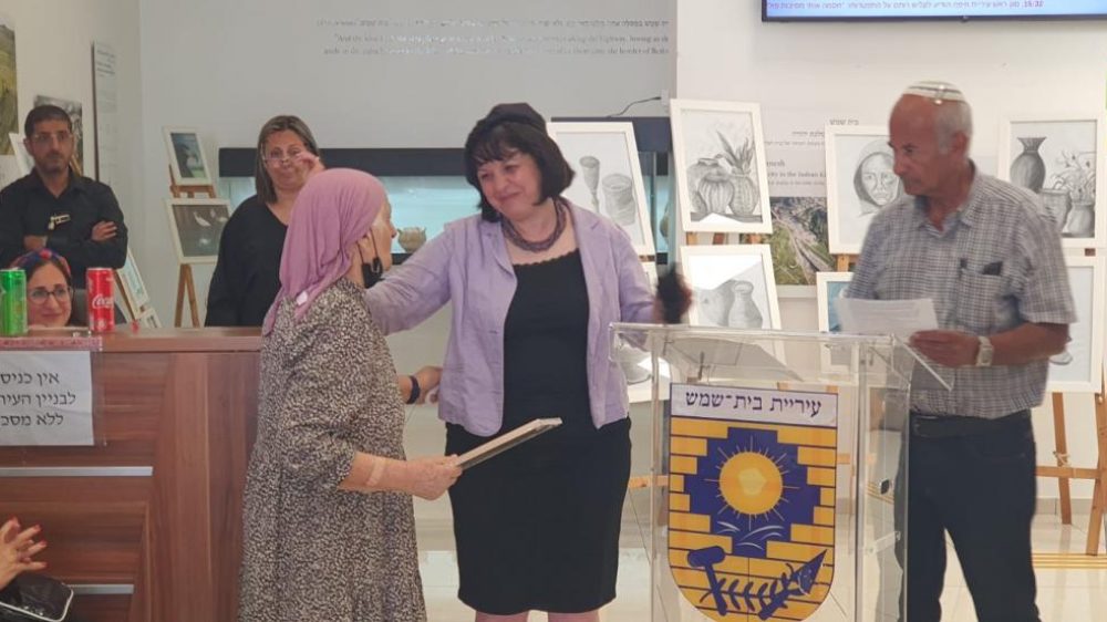 תערוכה לאיריס